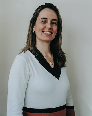 Profa. Dra. Aline Cristina Martins Gratão