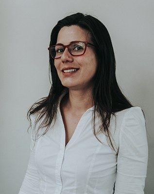 Profa. Dra. Paula Costa Castro